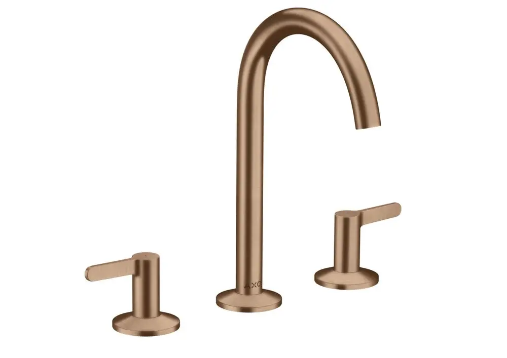Eine Waschtischarmatur von AXOR mit drei Anschlüssen, einem hohen, geschwungenen Auslauf und zwei seitlichen Hebeln in gebürstetem Rotgold.